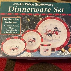 Christmas Dinnerware set includes 16 pieces